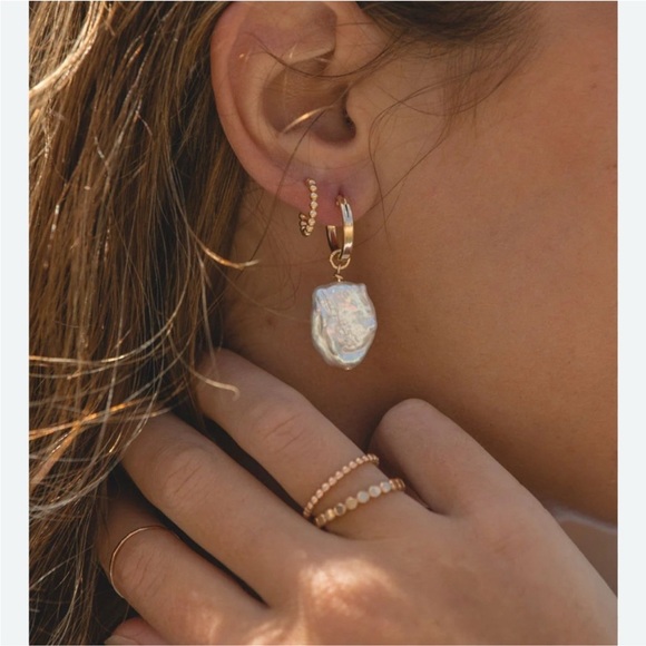 NWT 18k Gold Plated - Our Spare Change - Isla Pearl Earrings - Picture 1 of 5